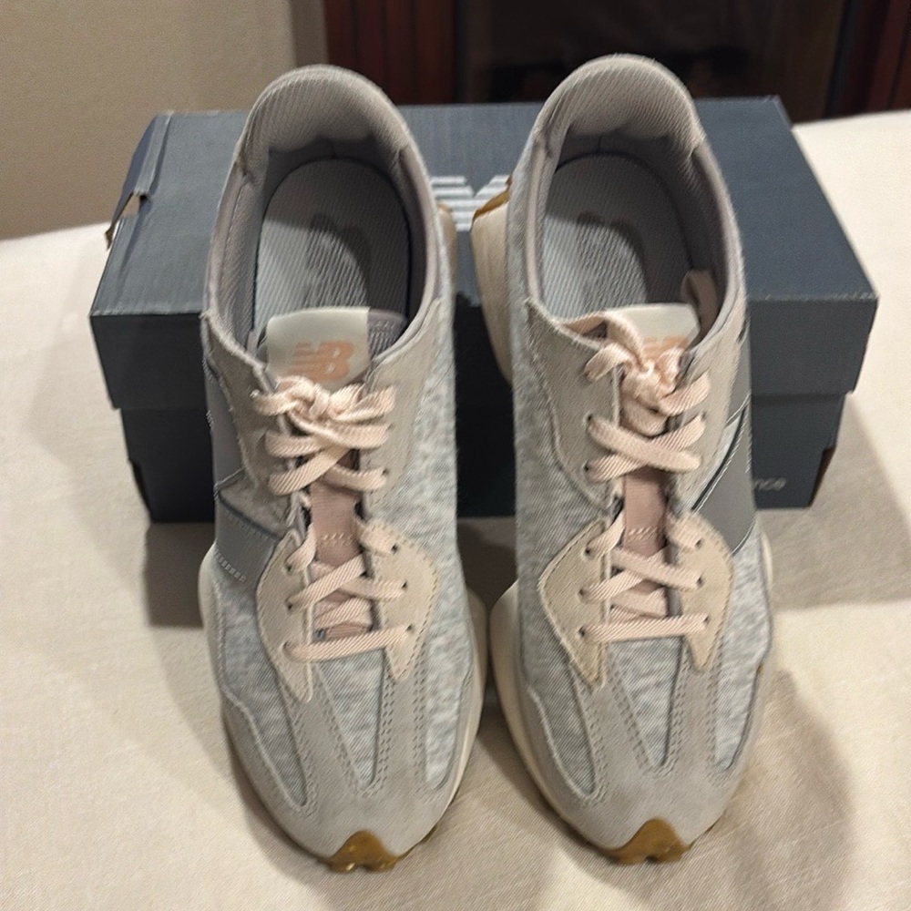 EUC New Balance Women's Gray Sneakers